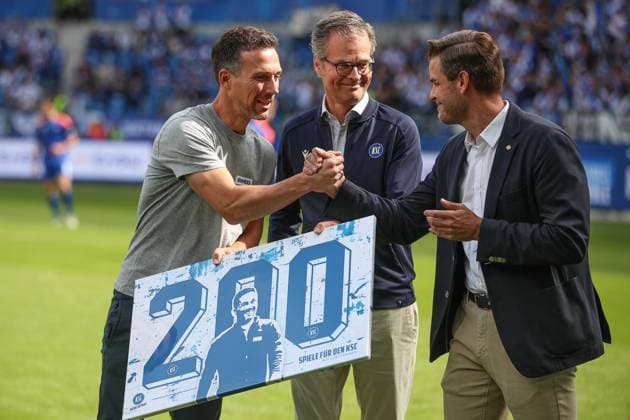 Dank fuer 200 Spiele als Chef-Trainer Christian Eichner (Karlsruher SC, Chef-Trainer) Michael Becker (Karlsruher SC, Geschaeftsfuehrer) und Holger Siegmund-Schultze (Karlsruher SC, Praesident), GER, Karlsruher SC vs. 1. FC Nuernberg, 2. Bundesliga, 5. Spieltag, 2025 2026, 13.09.2025, DFL REGULATIONS PROHIBIT ANY USE OF PHOTOGRAPHS AS IMAGE SEQUENCES AND OR QUASI-VIDEO, GER, Karlsruher SC vs. 1. FC Nuernberg, 2. Bundesliga, 5. Spieltag, 2025 2026, 13.09.2025 Karlsruhe