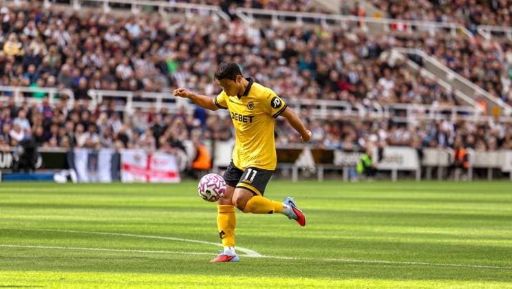 Newcastle United v Wolverhampton Wanderers Premier League 13 09 2025. Wolverhampton Wanderers forward Hwang Hee-Chan (11) shoots during the Premier League match between Newcastle United and Wolverhampton Wanderers at St. James s Park, Newcastle, England on 13 September 2025. Editorial use only DataCo restrictions apply See www.football-dataco.com , Copyright: xSimonxDaviesx PSI-22823-0023