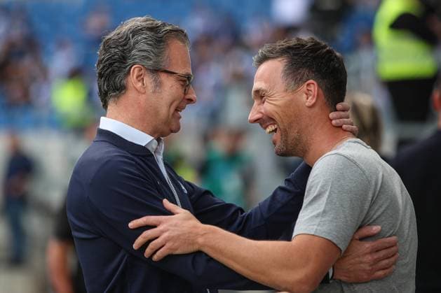 Netter Plausch Christian Eichner (Karlsruher SC, Chef-Trainer) und Holger Siegmund-Schultze (Karlsruher SC, Praesident) vor Beginn der Partie, GER, Karlsruher SC vs. 1. FC Nuernberg, 2. Bundesliga, 5. Spieltag, 2025 2026, 13.09.2025, DFL REGULATIONS PROHIBIT ANY USE OF PHOTOGRAPHS AS IMAGE SEQUENCES AND OR QUASI-VIDEO, GER, Karlsruher SC vs. 1. FC Nuernberg, 2. Bundesliga, 5. Spieltag, 2025 2026, 13.09.2025 Karlsruhe