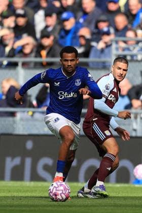 13th September 2025; Hill Dickinson Stadium, Liverpool, England; Premier League Football, Everton versus Aston Villa; Iliman Ndiaye of Everton wins the ball from Emi Buendia of Aston Villa  DavidxBlunsden