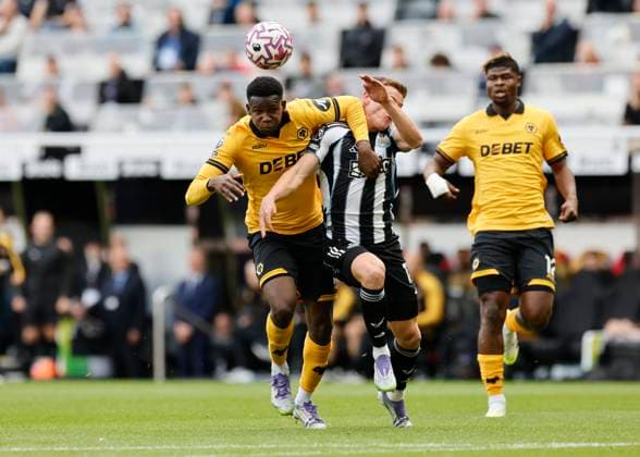 Newcastle United v Wolverhampton Wanderers Premier League Yerson Mosquera of Wolverhampton Wanderers competes for the ball with Harvey Barnes of Newcastle United (right) during the Premier League match at St. James s Park, Newcastle UK Newspapers OUT Copyright: xFredxPalmerx FIL-22216-0044