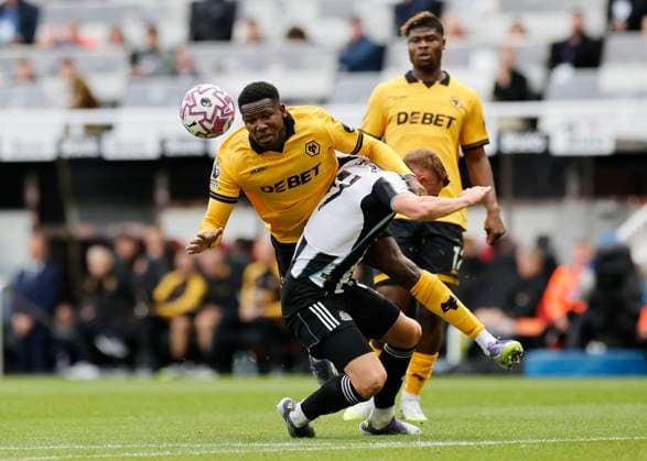 Newcastle United v Wolverhampton Wanderers Premier League Yerson Mosquera of Wolverhampton Wanderers competes for the ball with Harvey Barnes of Newcastle United (right) during the Premier League match at St. James s Park, Newcastle UK Newspapers OUT Copyright: xFredxPalmerx FIL-22216-0048