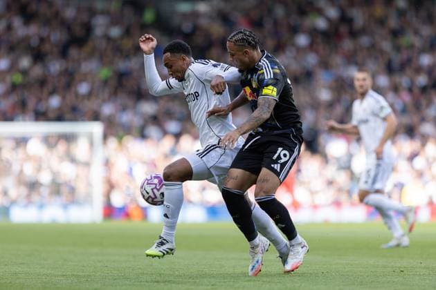 Kenny Tete of Fulham controls the ball pressed by Noah Okafor of Leeds United during the Premier League match between Fulham and Leeds United at Craven Cottage on September 13, 2025 in London, England. (Photo by Pedro Soares SPP) Copyright: xPedroxSoaresx xSPPx Sportspressphoto_SPR24703