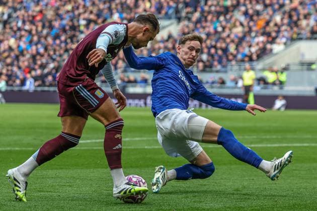 Premier League Everton v Aston Villa James Garner of Everton blocks ball from Matty Cash of Aston Villa during the Premier League match Everton vs Aston Villa at Hill Dickinson Stadium, Liverpool, United Kingdom, 13th September 2025 (Photo by Mark Cosgrove News Images) Liverpool Hill Dickinson Stadium Merseyside United Kingdom Copyright: xMarkxCosgrove NewsxImagesx