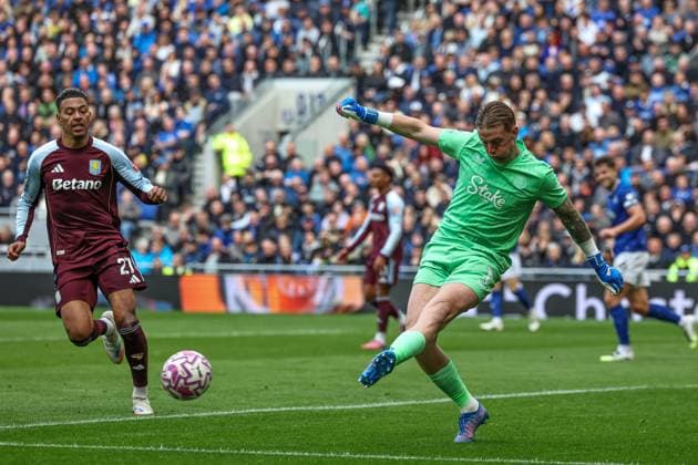 Premier League Everton v Aston Villa Jordan Pickford of Everton clears the ball during the Premier League match Everton vs Aston Villa at Hill Dickinson Stadium, Liverpool, United Kingdom, 13th September 2025 (Photo by Mark Cosgrove News Images) Liverpool Hill Dickinson Stadium Merseyside United Kingdom Copyright: xMarkxCosgrove NewsxImagesx