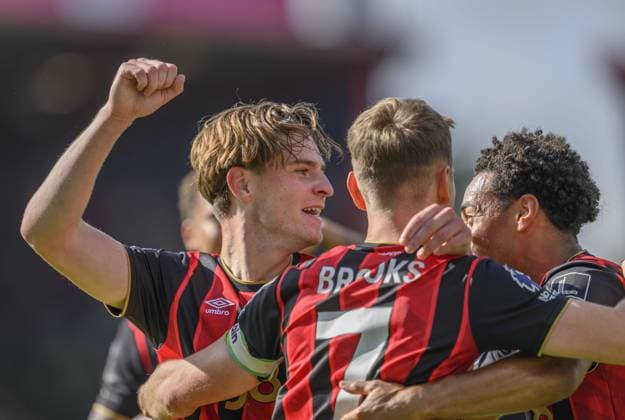 Bournemouth, England, September 13, 2025: Bournemouth s Alex Scott (left) celebrates scoring the opening goal with team-mates during the Premier League match between Bournemouth and Brighton at the Vitality Stadium in Bournemouth, England. Copyright: xDavidxHorton SportsxPressxPhotox Sportspressphoto_SPR24706