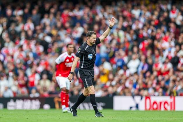 Arsenal FC v Nottingham Forest FC, English Premier League Referee Darren England gestures during the Arsenal FC v Nottingham Forest FC English Premier League match at the Emirates Stadium, London, England, United Kingdom on 13 September 2025 Credit: Phil Duncan Every Second Media Editorial use only. All images are copyright Every Second Media Limited. No images may be reproduced without prior permission. All rights reserved. Premier League and Football League images are subject to licensing agreements with Football DataCo Limited. see https: www.football-dataco.com Copyright: xIMAGO EveryxSecondxMediax ESM-1582-0064 PhilxDuncanx xEveryxSecondxMediax