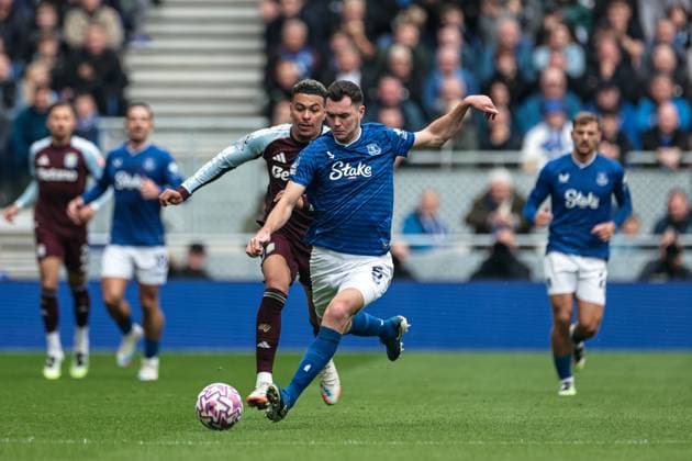 Premier League Everton v Aston Villa Michael Keane of Everton passes the ball back under pressure from Morgan Rogers of Aston Villa during the Premier League match Everton vs Aston Villa at Hill Dickinson Stadium, Liverpool, United Kingdom, 13th September 2025 (Photo by Mark Cosgrove News Images) Liverpool Hill Dickinson Stadium Merseyside United Kingdom Copyright: xMarkxCosgrove NewsxImagesx