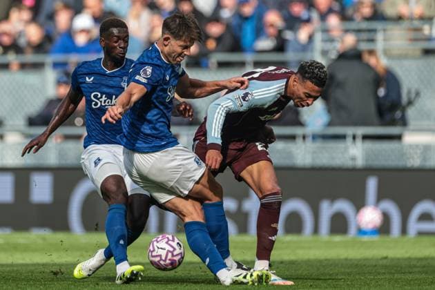 Premier League Everton v Aston Villa James Tarkowski of Everton tackles Morgan Rogers of Aston Villa during the Premier League match Everton vs Aston Villa at Hill Dickinson Stadium, Liverpool, United Kingdom, 13th September 2025 (Photo by Mark Cosgrove News Images) Liverpool Hill Dickinson Stadium Merseyside United Kingdom Copyright: xMarkxCosgrove NewsxImagesx