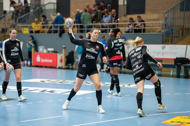 HSG Blomberg-Lippe (GER) vs. Thueringer HC (GER), Handball, 1. Handball Bundesliga Frauen, 3. Spieltag, 13.09.2025, Saision 2025 2026, Blomberg Kim Ott (Thueringer HC, 25) beim Aufwaermen Blomberg Sporthalle an der Ulmenallee Deutschland
