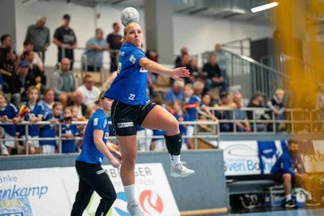 HSG Blomberg-Lippe (GER) vs. Thueringer HC (GER), Handball, 1. Handball Bundesliga Frauen, 3. Spieltag, 13.09.2025, Saision 2025 2026, Blomberg Judith Tietjen (HSG Blomberg-Lippe, 22) im Torwurf beim Aufwaermen Blomberg Sporthalle an der Ulmenallee Deutschland