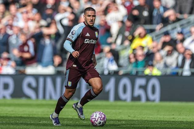 Premier League Everton v Aston Villa Emiliano Buendia of Aston Villa dribbles the ball forward during the Premier League match Everton vs Aston Villa at Hill Dickinson Stadium, Liverpool, United Kingdom, 13th September 2025 (Photo by Mark Cosgrove News Images) Liverpool Hill Dickinson Stadium Merseyside United Kingdom Copyright: xMarkxCosgrove NewsxImagesx