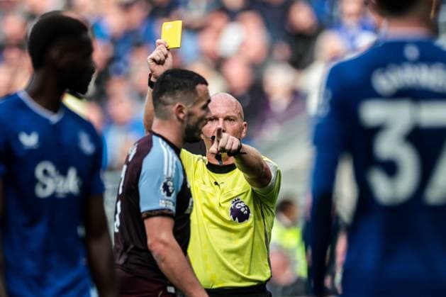 Premier League Everton v Aston Villa Simon Hooper match referee hands out yellow card to Tim Iroegbunam of Everton during the Premier League match Everton vs Aston Villa at Hill Dickinson Stadium, Liverpool, United Kingdom, 13th September 2025 (Photo by Mark Cosgrove News Images) Liverpool Hill Dickinson Stadium Merseyside United Kingdom Copyright: xMarkxCosgrove NewsxImagesx