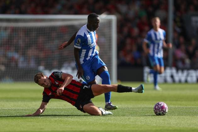 Football - 2025 2026 Premier League - AFC Bournemouth vs Brighton & Hove Albion - Vitality Stadium - Saturday 13th September 2025 David Brooks of Bournemouth lunges in and fouls Yankuba Minteh of Brighton during the Premier League match at the Vitality Stadium COLORSPORT Shaun Boggust 