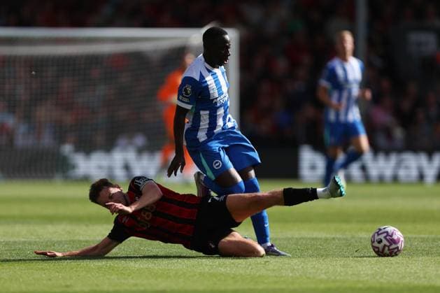 Football - 2025 2026 Premier League - AFC Bournemouth vs Brighton & Hove Albion - Vitality Stadium - Saturday 13th September 2025 David Brooks of Bournemouth lunges in and fouls Yankuba Minteh of Brighton during the Premier League match at the Vitality Stadium COLORSPORT Shaun Boggust 
