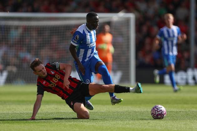 Football - 2025 2026 Premier League - AFC Bournemouth vs Brighton & Hove Albion - Vitality Stadium - Saturday 13th September 2025 David Brooks of Bournemouth lunges in and fouls Yankuba Minteh of Brighton during the Premier League match at the Vitality Stadium COLORSPORT Shaun Boggust 