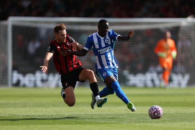 Football - 2025 2026 Premier League - AFC Bournemouth vs Brighton & Hove Albion - Vitality Stadium - Saturday 13th September 2025 David Brooks of Bournemouth lunges in and fouls Yankuba Minteh of Brighton during the Premier League match at the Vitality Stadium COLORSPORT Shaun Boggust 