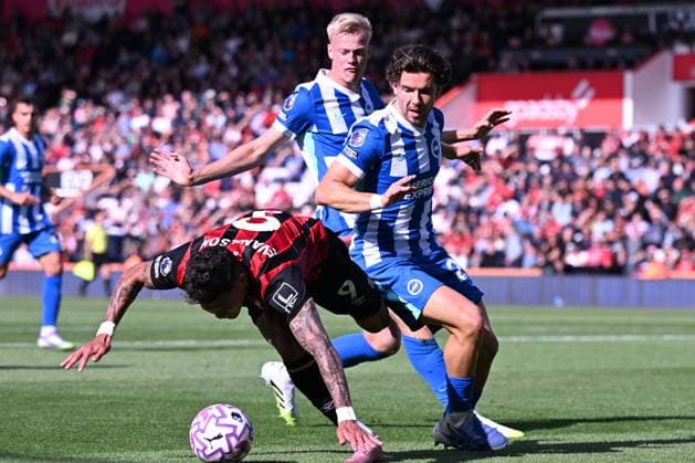 Bournemouth v Brighton and Hove Albion Premier League Evanilson of Bournemouth tangles with Ferdi KadÄ±oglu of Brighton in the penalty area but no foul is givenduring the Premier League match at the Vitality Stadium, Bournemouth UK Newspapers OUT Copyright: xJeremyxLandeyx FIL-22230-0040