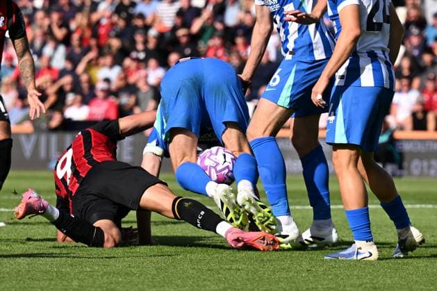 Bournemouth v Brighton and Hove Albion Premier League Lewis Dunk of Brighton appears to handle as he tangles with Evanilson of Bournemouth during the Premier League match at the Vitality Stadium, Bournemouth UK Newspapers OUT Copyright: xJeremyxLandeyx FIL-22230-0031