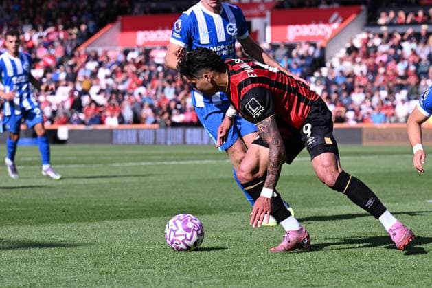 Bournemouth v Brighton and Hove Albion Premier League Evanilson of Bournemouth tangles with Ferdi KadÄ±oglu of Brighton in the penalty area but no foul is givenduring the Premier League match at the Vitality Stadium, Bournemouth UK Newspapers OUT Copyright: xJeremyxLandeyx FIL-22230-0039