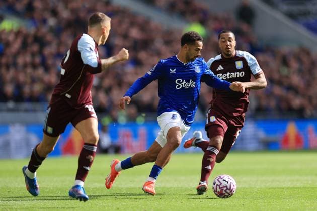 Football - Premier League - Everton v Aston Villa 13th September 2025 - Premier League - Everton v Aston Villa - Iliman Ndiaye of Everton battles with Youri Tielemans of Aston Villa - Photo: Simon Stacpoole Offside. Liverpool UK Copyright: xSimonxStacpoolexOffside