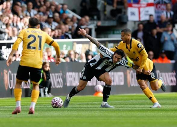 Newcastle United v Wolverhampton Wanderers Premier League Sandro Tonali of Newcastle United shields the ball from Jo‹o Gomes of Wolverhampton Wanderers during the Premier League match at St. James s Park, Newcastle UK Newspapers OUT Copyright: xFredxPalmerx FIL-22216-0055
