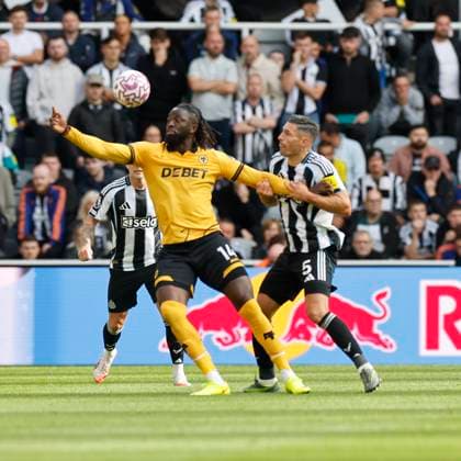 Newcastle United v Wolverhampton Wanderers Premier League Tolu Arokodare of Wolverhampton Wanderers (left) competes for the ball with Fabian Schär of Newcastle United during the Premier League match at St. James s Park, Newcastle UK Newspapers OUT Copyright: xFredxPalmerx FIL-22216-0060