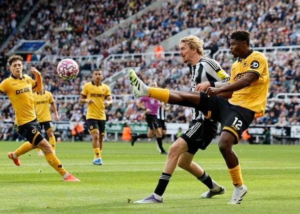Newcastle United v Wolverhampton Wanderers Premier League Nick Woltemade of Newcastle United (left) competes for the ball with Emmanuel Agbadou of Wolverhampton Wanderers during the Premier League match at St. James s Park, Newcastle UK Newspapers OUT Copyright: xFredxPalmerx FIL-22216-0065