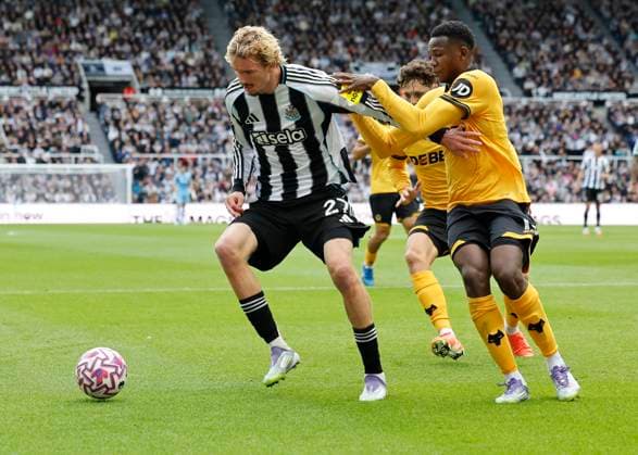 Newcastle United v Wolverhampton Wanderers Premier League Nick Woltemade of Newcastle United (left) shields the ball from Yerson Mosquera of Wolverhampton Wanderers during the Premier League match at St. James s Park, Newcastle UK Newspapers OUT Copyright: xFredxPalmerx FIL-22216-0075