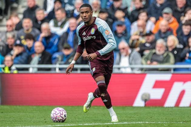 Premier League Everton v Aston Villa Ezri Konsa of Aston Villa passes the ball back during the Premier League match Everton vs Aston Villa at Hill Dickinson Stadium, Liverpool, United Kingdom, 13th September 2025 (Photo by Mark Cosgrove News Images) Liverpool Hill Dickinson Stadium Merseyside United Kingdom Copyright: xMarkxCosgrove NewsxImagesx