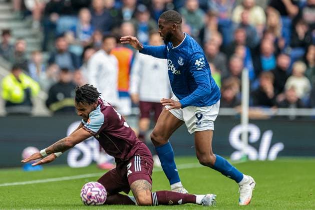 Premier League Everton v Aston Villa Beto of Everton fouls Tyrone Mings of Aston Villa during the Premier League match Everton vs Aston Villa at Hill Dickinson Stadium, Liverpool, United Kingdom, 13th September 2025 (Photo by Mark Cosgrove News Images) Liverpool Hill Dickinson Stadium Merseyside United Kingdom Copyright: xMarkxCosgrove NewsxImagesx