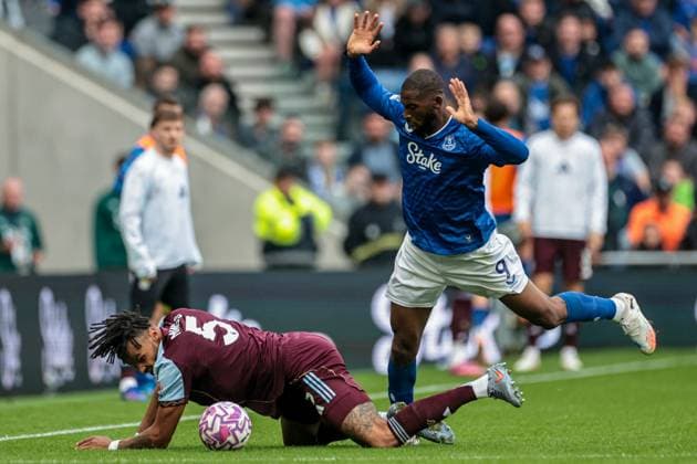 Premier League Everton v Aston Villa Beto of Everton fouls Tyrone Mings of Aston Villa during the Premier League match Everton vs Aston Villa at Hill Dickinson Stadium, Liverpool, United Kingdom, 13th September 2025 (Photo by Mark Cosgrove News Images) Liverpool Hill Dickinson Stadium Merseyside United Kingdom Copyright: xMarkxCosgrove NewsxImagesx