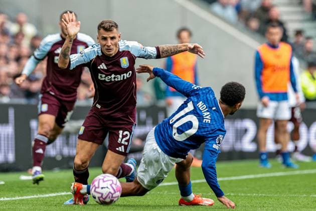 Premier League Everton v Aston Villa Lucas Digne of Aston Villa drives past Iliman Ndiaye of Everton during the Premier League match Everton vs Aston Villa at Hill Dickinson Stadium, Liverpool, United Kingdom, 13th September 2025 (Photo by Mark Cosgrove News Images) Liverpool Hill Dickinson Stadium Merseyside United Kingdom Copyright: xMarkxCosgrove NewsxImagesx