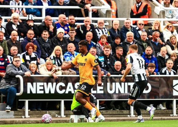 Premier League Newcastle United v Wolverhampton Wanderers Emmanuel Agbadou of Wolverhampton Wanderers on the ball during the Premier League match Newcastle United vs Wolverhampton Wanderers at St. James s Park, Newcastle, United Kingdom, 13th September 2025 (Photo by Richard Bierton News Images) Newcastle St. James s Park Tyne and Wear United Kingdom Copyright: xRichardxBierton NewsxImagesx
