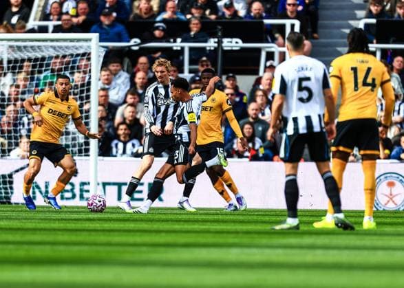 Premier League Newcastle United v Wolverhampton Wanderers Jacob Murphy of Newcastle United has a shot on goal during the Premier League match Newcastle United vs Wolverhampton Wanderers at St. James s Park, Newcastle, United Kingdom, 13th September 2025 (Photo by Richard Bierton News Images) Newcastle St. James s Park Tyne and Wear United Kingdom Copyright: xRichardxBierton NewsxImagesx