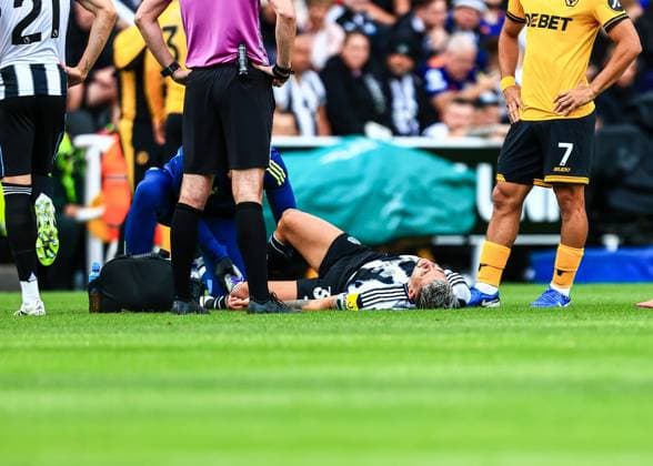 Premier League Newcastle United v Wolverhampton Wanderers Sandro Tonali of Newcastle United receives treatment during the Premier League match Newcastle United vs Wolverhampton Wanderers at St. James s Park, Newcastle, United Kingdom, 13th September 2025 (Photo by Richard Bierton News Images) Newcastle St. James s Park Tyne and Wear United Kingdom Copyright: xRichardxBierton NewsxImagesx