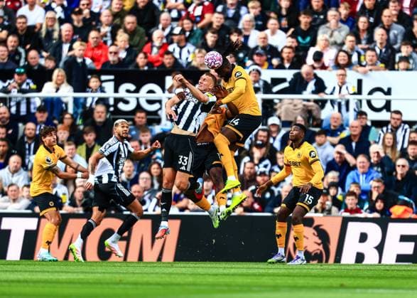 Premier League Newcastle United v Wolverhampton Wanderers Tolu Arokodare of Wolverhampton Wanderers jumps up to win the high ball during the Premier League match Newcastle United vs Wolverhampton Wanderers at St. James s Park, Newcastle, United Kingdom, 13th September 2025 (Photo by Richard Bierton News Images) Newcastle St. James s Park Tyne and Wear United Kingdom Copyright: xRichardxBierton NewsxImagesx