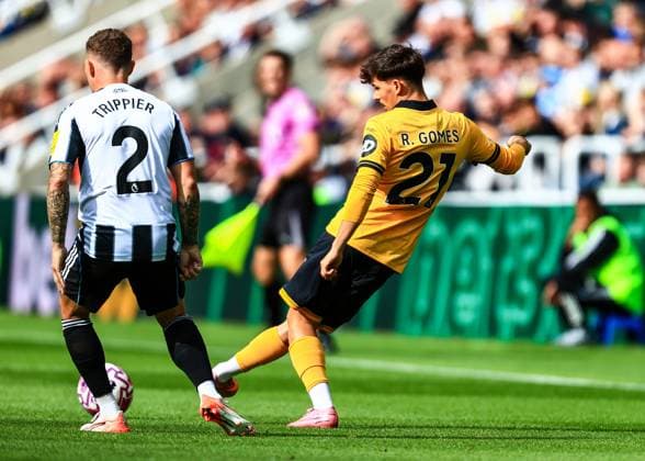 Premier League Newcastle United v Wolverhampton Wanderers Rodrigo Gomes of Wolverhampton Wanderers passes the ball during the Premier League match Newcastle United vs Wolverhampton Wanderers at St. James s Park, Newcastle, United Kingdom, 13th September 2025 (Photo by Richard Bierton News Images) Newcastle St. James s Park Tyne and Wear United Kingdom Copyright: xRichardxBierton NewsxImagesx