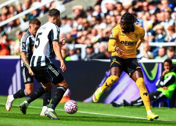 Premier League Newcastle United v Wolverhampton Wanderers Tolu Arokodare of Wolverhampton Wanderers passes the ball during the Premier League match Newcastle United vs Wolverhampton Wanderers at St. James s Park, Newcastle, United Kingdom, 13th September 2025 (Photo by Richard Bierton News Images) Newcastle St. James s Park Tyne and Wear United Kingdom Copyright: xRichardxBierton NewsxImagesx