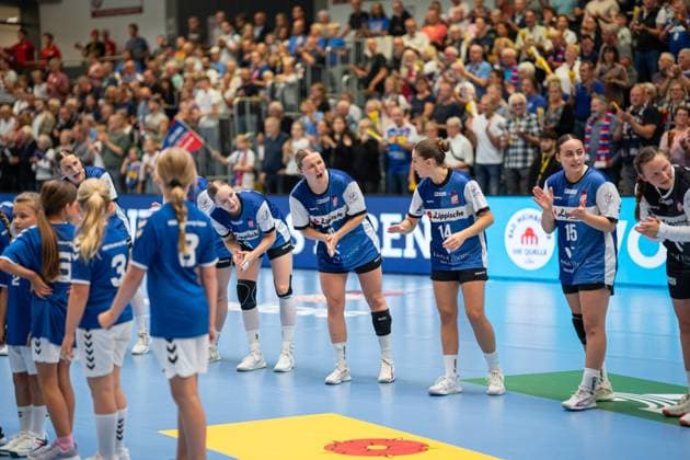 HSG Blomberg-Lippe (GER) vs. Thueringer HC (GER), Handball, 1. Handball Bundesliga Frauen, 3. Spieltag, 13.09.2025, Saision 2025 2026, Blomberg Die Spielerinnen der HSG Blomberg-Lippe (GER) vor dem Spiel. Im Fokus: Maxi Muehlner (HSG Blomberg-Lippe, 10) Blomberg Sporthalle an der Ulmenallee Deutschland