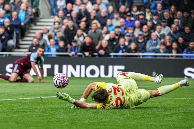 Premier League Everton v Aston Villa Emiliano Martinez of Aston Villa makes save during the Premier League match Everton vs Aston Villa at Hill Dickinson Stadium, Liverpool, United Kingdom, 13th September 2025 (Photo by Mark Cosgrove News Images) Liverpool Hill Dickinson Stadium Merseyside United Kingdom Copyright: xMarkxCosgrove NewsxImagesx
