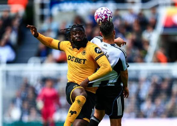 Premier League Newcastle United v Wolverhampton Wanderers Tolu Arokodare of Wolverhampton Wanderers battle for the ball with Fabian Schär of Newcastle United during the Premier League match Newcastle United vs Wolverhampton Wanderers at St. James s Park, Newcastle, United Kingdom, 13th September 2025 (Photo by Richard Bierton News Images) Newcastle St. James s Park Tyne and Wear United Kingdom Copyright: xRichardxBierton NewsxImagesx