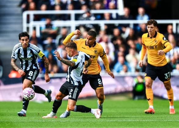 Premier League Newcastle United v Wolverhampton Wanderers Kieran Trippier of Newcastle United pressures Joao Gomes of Wolverhampton Wanderers during the Premier League match Newcastle United vs Wolverhampton Wanderers at St. James s Park, Newcastle, United Kingdom, 13th September 2025 (Photo by Richard Bierton News Images) Newcastle St. James s Park Tyne and Wear United Kingdom Copyright: xRichardxBierton NewsxImagesx