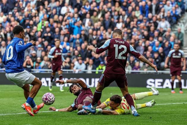 Premier League Everton v Aston Villa Emiliano Martinez of Aston Villa and Tyrone Mings of Aston Villa clear the ball away during the Premier League match Everton vs Aston Villa at Hill Dickinson Stadium, Liverpool, United Kingdom, 13th September 2025 (Photo by Mark Cosgrove News Images) Liverpool Hill Dickinson Stadium Merseyside United Kingdom Copyright: xMarkxCosgrove NewsxImagesx