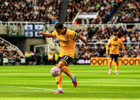 Premier League Newcastle United v Wolverhampton Wanderers IHwang Hee-Chan of Wolverhampton Wanderers has a shot on goal during the Premier League match Newcastle United vs Wolverhampton Wanderers at St. James s Park, Newcastle, United Kingdom, 13th September 2025 (Photo by Richard Bierton News Images) Newcastle St. James s Park Tyne and Wear United Kingdom Copyright: xRichardxBierton NewsxImagesx