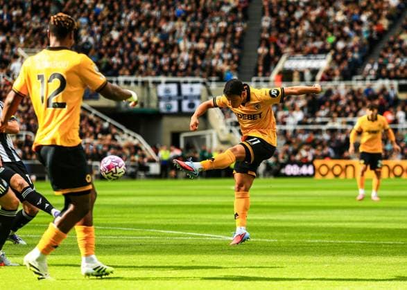 Premier League Newcastle United v Wolverhampton Wanderers Hwang Hee-Chan of Wolverhampton Wanderers has a shot on goal during the Premier League match Newcastle United vs Wolverhampton Wanderers at St. James s Park, Newcastle, United Kingdom, 13th September 2025 (Photo by Richard Bierton News Images) Newcastle St. James s Park Tyne and Wear United Kingdom Copyright: xRichardxBierton NewsxImagesx