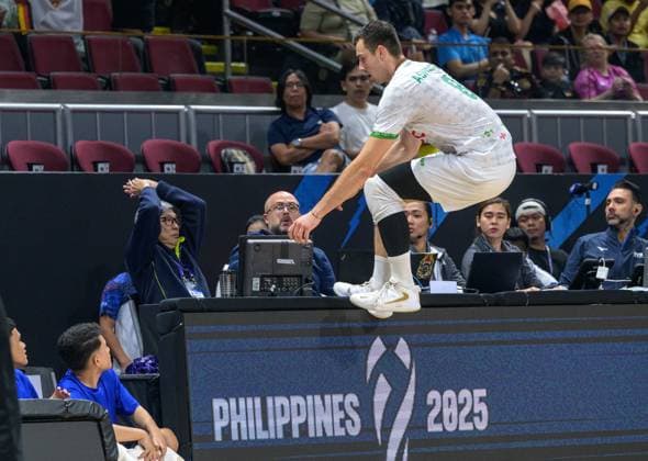 September 13, 2025, Pasay City, Manila, Philippines: Germany vs Bulgaria in the Pool Phase during the FIVB Mens Volleyball World Championship, WM, Weltmeisterschaft 2025 in Manila, Philippines. Bulgaria beat Germany in 3 sets. Bulgarias Asparuh ASPARUHOV overshoots the court colliding with the scorers desk. Pasay City Philippines - ZUMAr144 20250913_zap_r144_037 Copyright: xJaynexRussellx