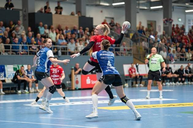 HSG Blomberg-Lippe (GER) vs. Thueringer HC (GER), Handball, 1. Handball Bundesliga Frauen, 3. Spieltag, 13.09.2025, Saision 2025 2026, Blomberg Johanna Reichert (Thueringer HC, 29) im Torwurf gegen Andrea Jacobsen (HSG Blomberg-Lippe, 04) Blomberg Sporthalle an der Ulmenallee Deutschland