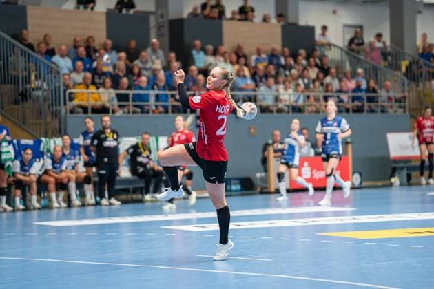 HSG Blomberg-Lippe (GER) vs. Thueringer HC (GER), Handball, 1. Handball Bundesliga Frauen, 3. Spieltag, 13.09.2025, Saision 2025 2026, Blomberg Rikke Hoffbeck Petersen (Thueringer HC, 22) im Torwurf Blomberg Sporthalle an der Ulmenallee Deutschland