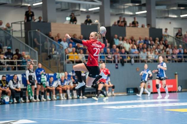 HSG Blomberg-Lippe (GER) vs. Thueringer HC (GER), Handball, 1. Handball Bundesliga Frauen, 3. Spieltag, 13.09.2025, Saision 2025 2026, Blomberg Rikke Hoffbeck Petersen (Thueringer HC, 22) im Torwurf Blomberg Sporthalle an der Ulmenallee Deutschland
